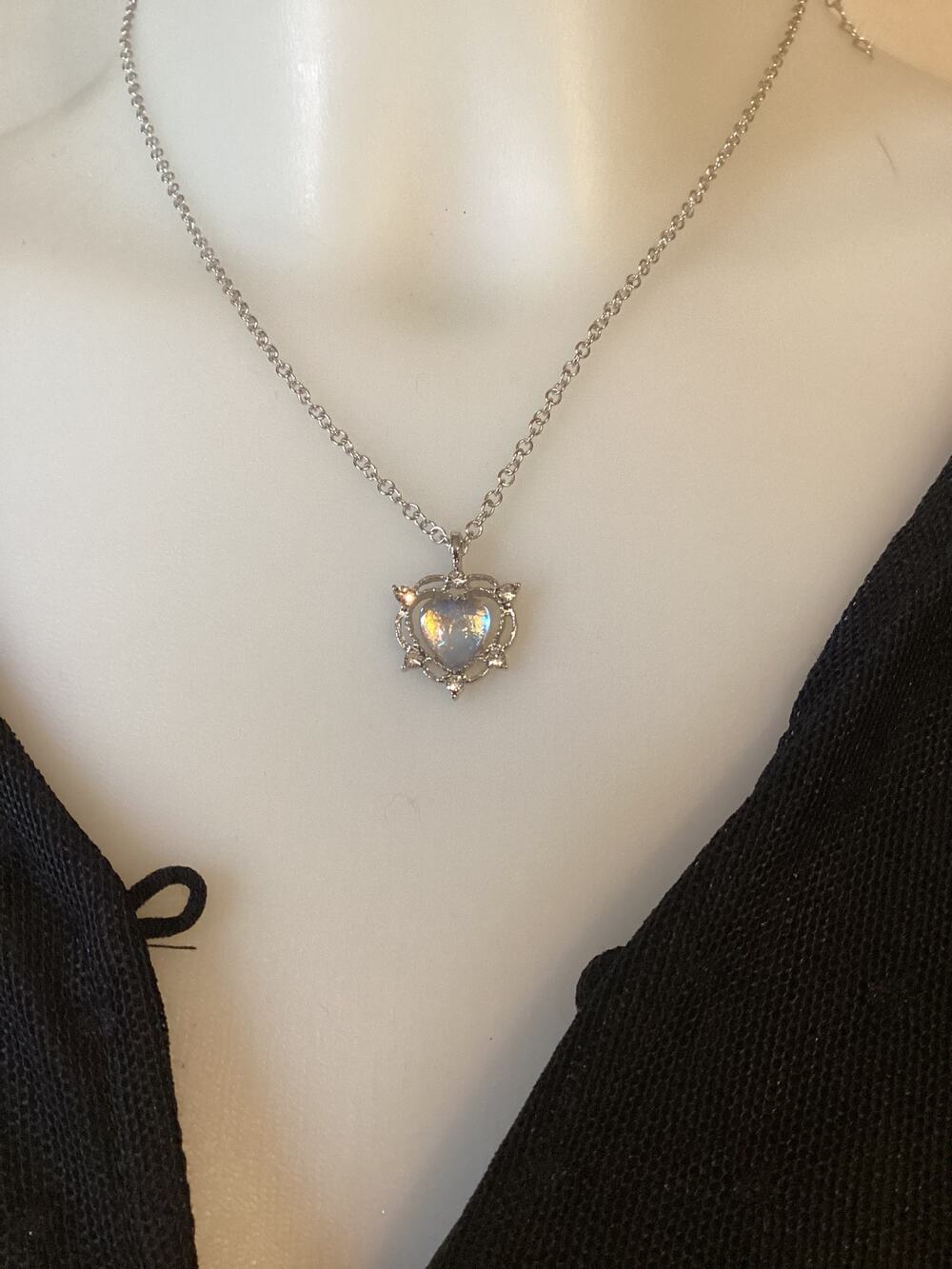 4390 NIP Simple Moonstone Love Necklaces Light Luxury Pendant Necklace Jewelry